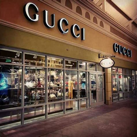 gucci store near me hours